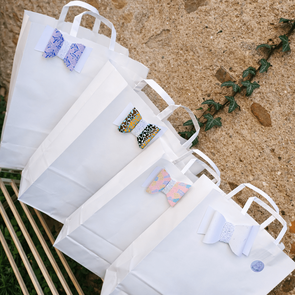 ordini pronti per la consegna con confezioni regalo e accessori handmade