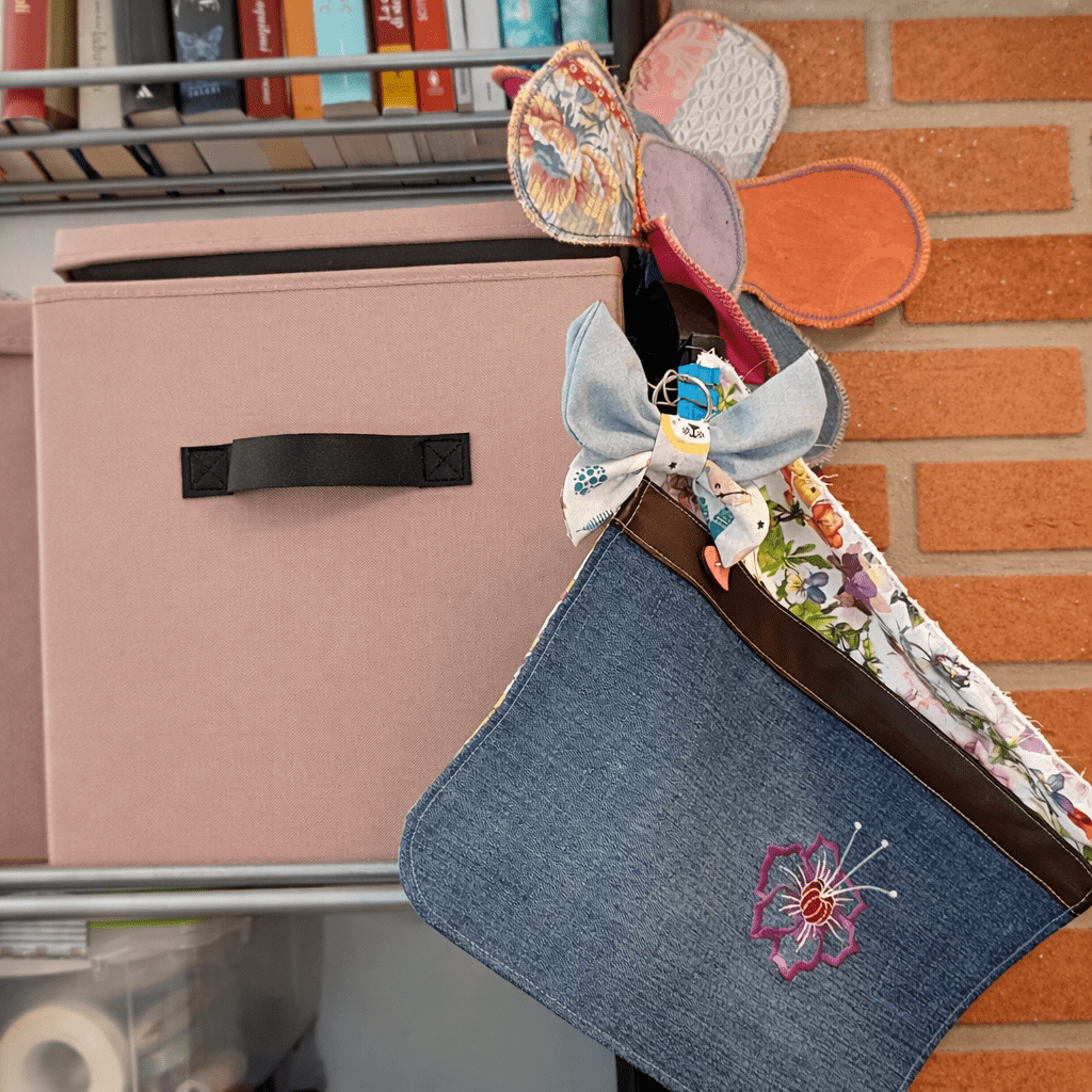 dettaglio del laboratorio con accessori in tessuto e ricami appesi