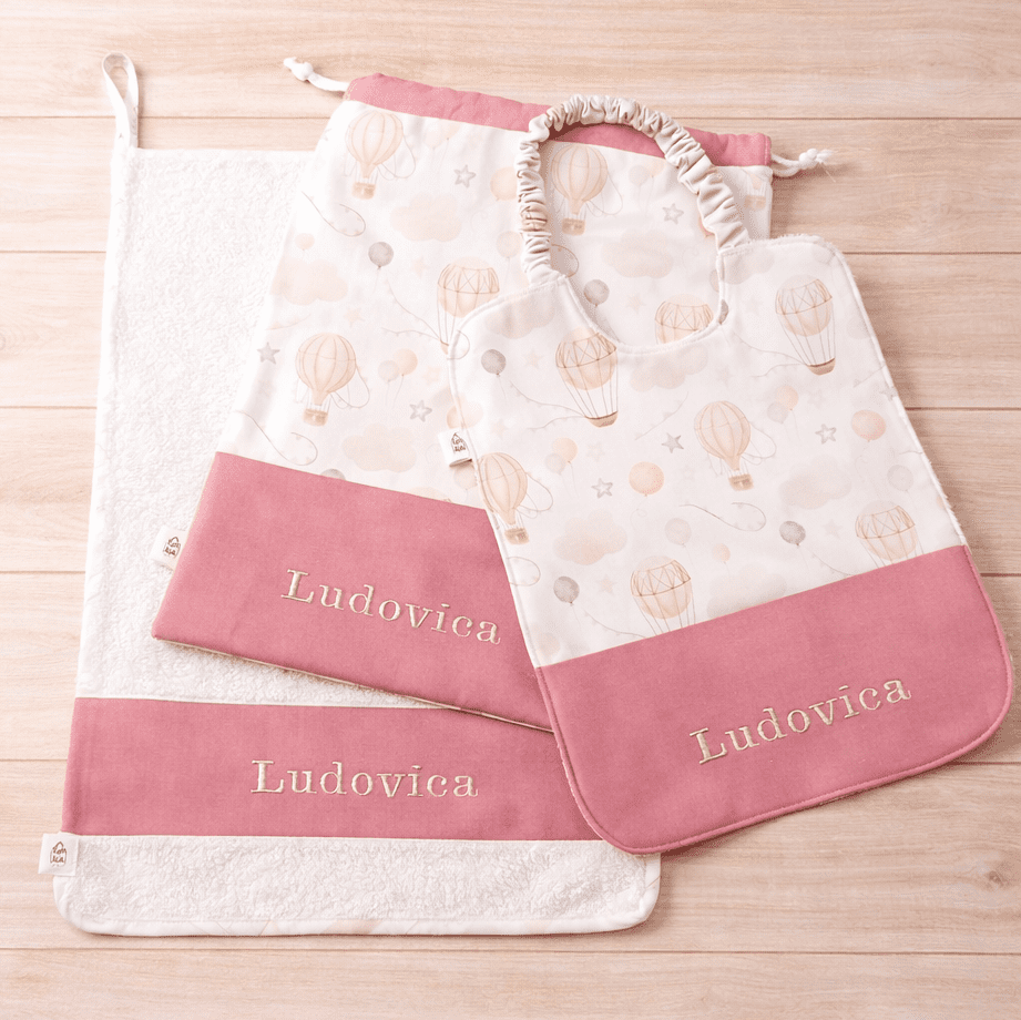 kit asilo personalizzato per bambini in tessuto con sacca, bavaglino e asciugamano ricamati