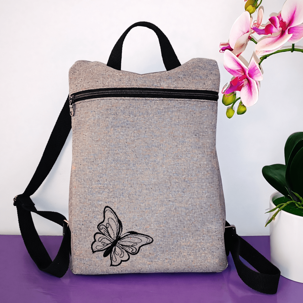 Zaino handmade da donna in tessuto grigio con ricami a farfalla, fatto a mano in Italia – Momaga, zaino elegante e pratico per uso quotidiano