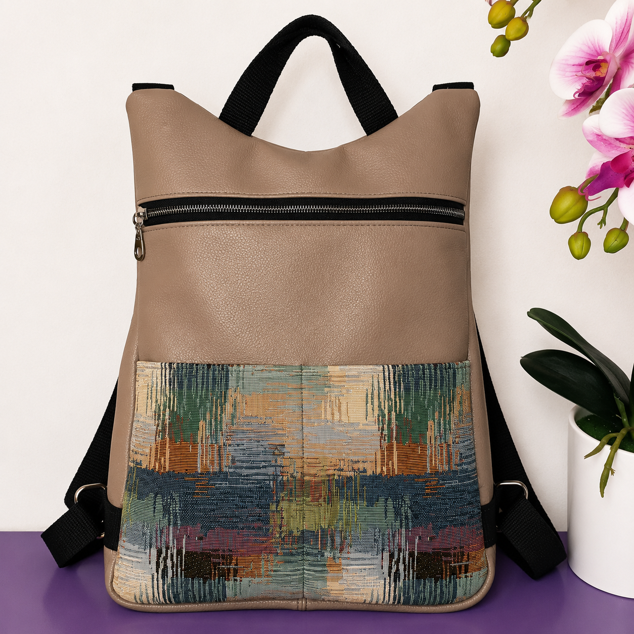 Zaino donna tortora con inserto frontale in tessuto fantasia astratta multicolore e zip nera