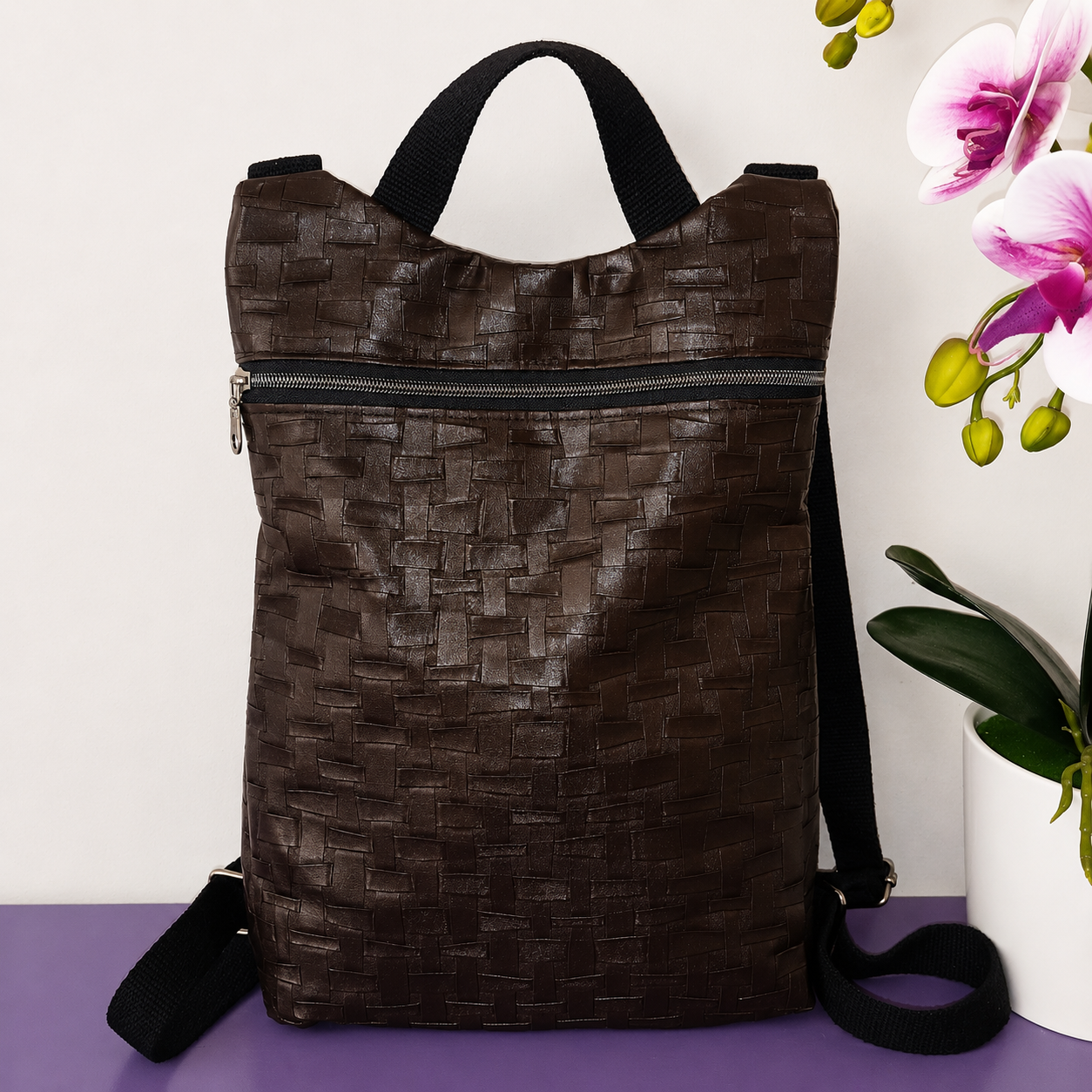 Zaino donna marrone scuro con lavorazione effetto intreccio, zip frontale e design elegante minimal