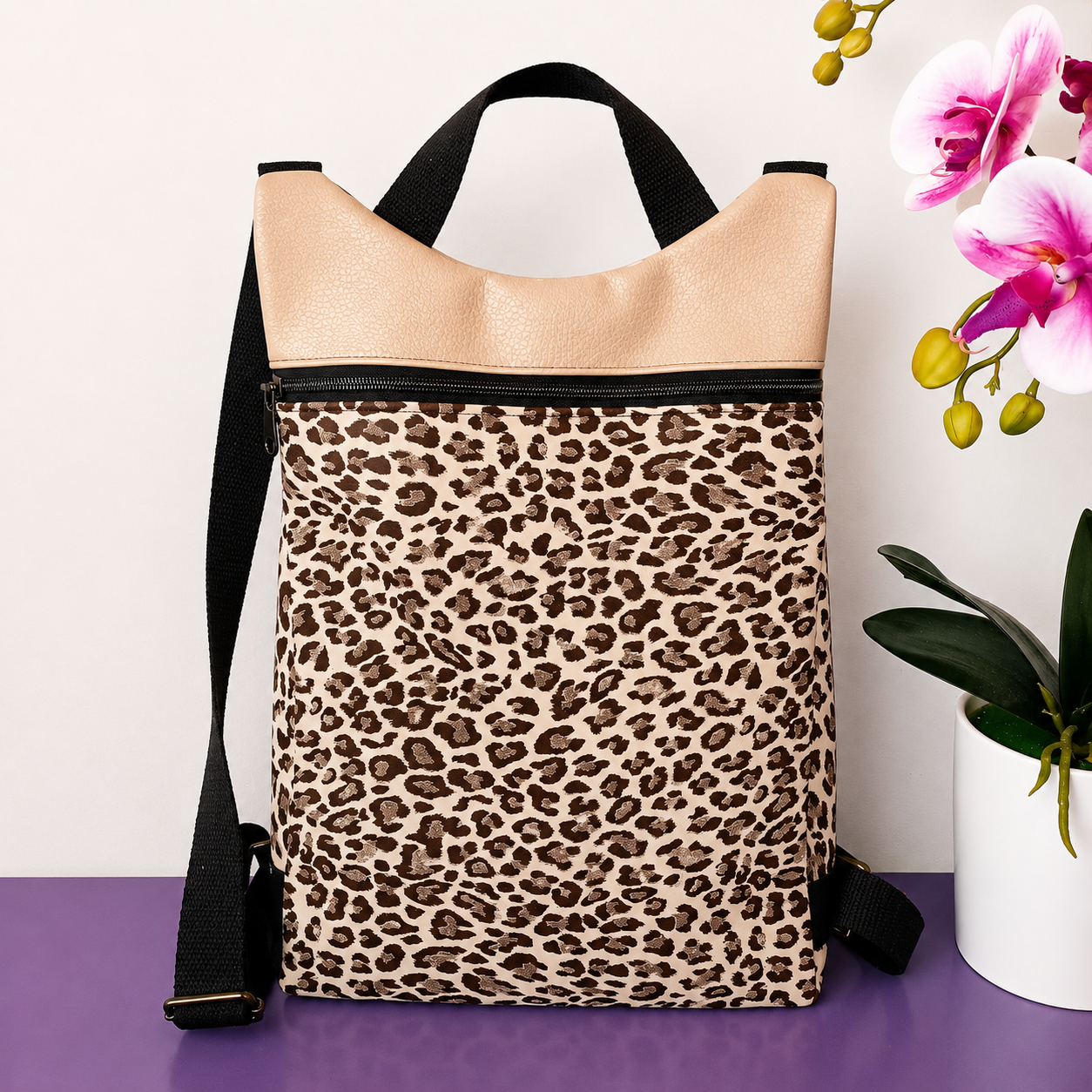 Zaino donna beige con fantasia leopardata marrone, dettaglio superiore effetto pelle e zip frontale