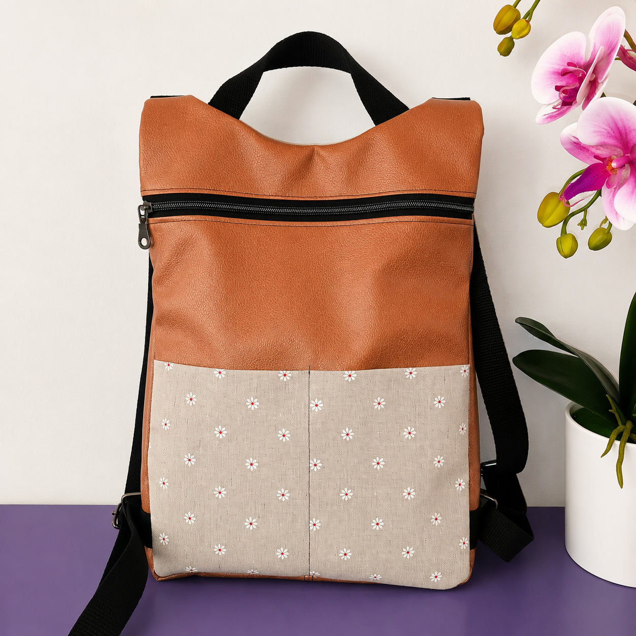 Zaino donna color rame con tasca frontale in tessuto beige a fantasia margherite, zip nera e spallacci regolabili