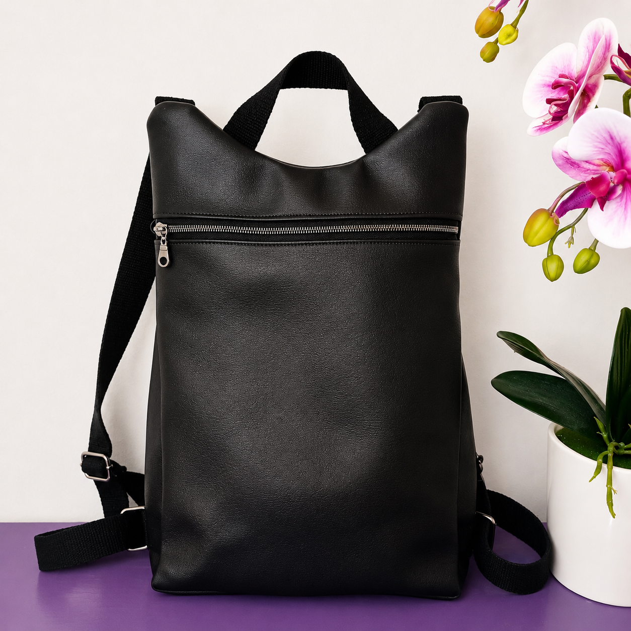 Zaino donna nero effetto pelle martellata con linea essenziale, zip frontale e spallacci regolabili