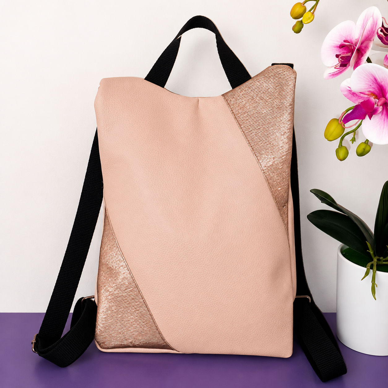 Zaino donna rosa cipria con inserti laminati rosa oro e design geometrico moderno