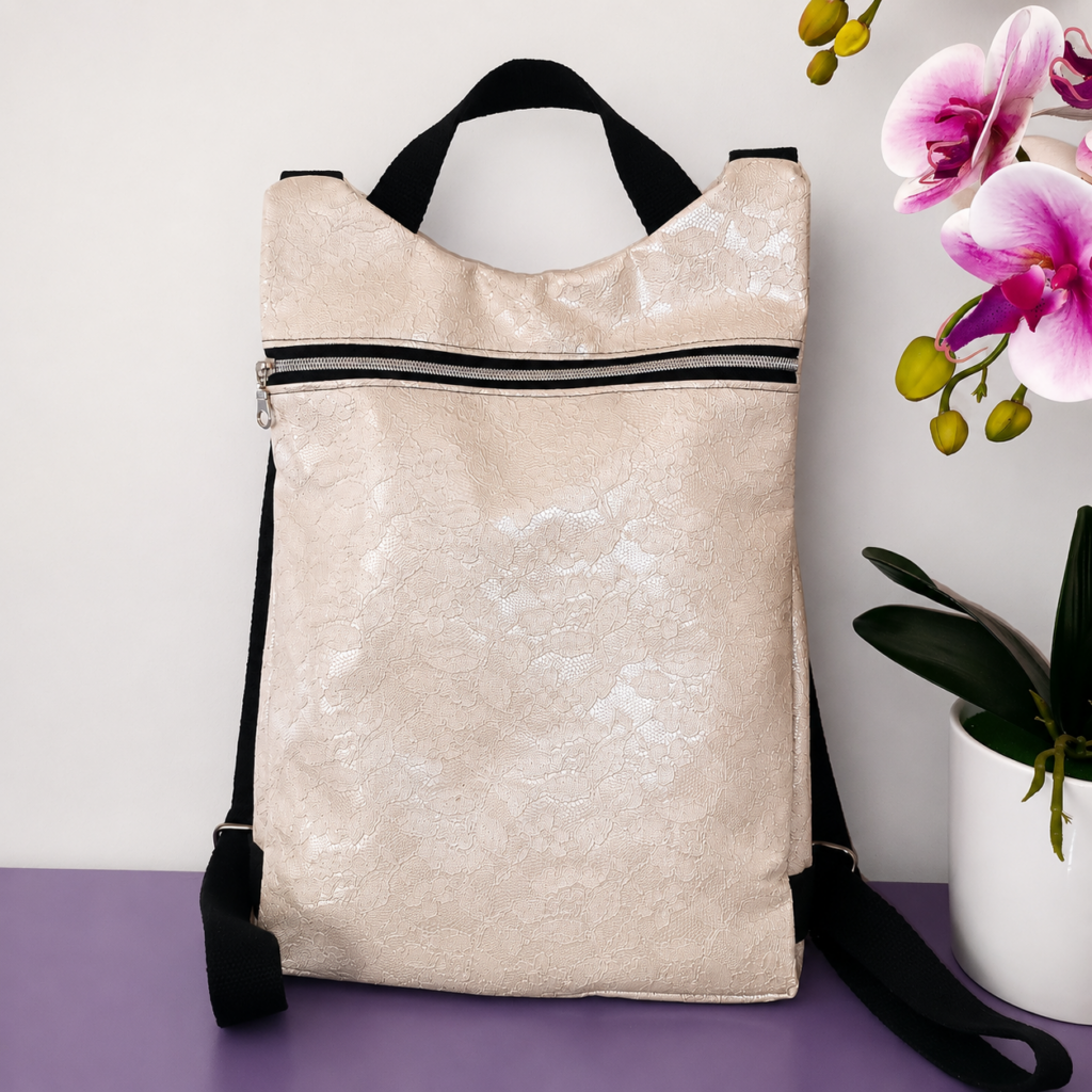 Zaino donna beige perlato con texture floreale effetto pizzo, chiusura con zip frontale e spallacci neri regolabili