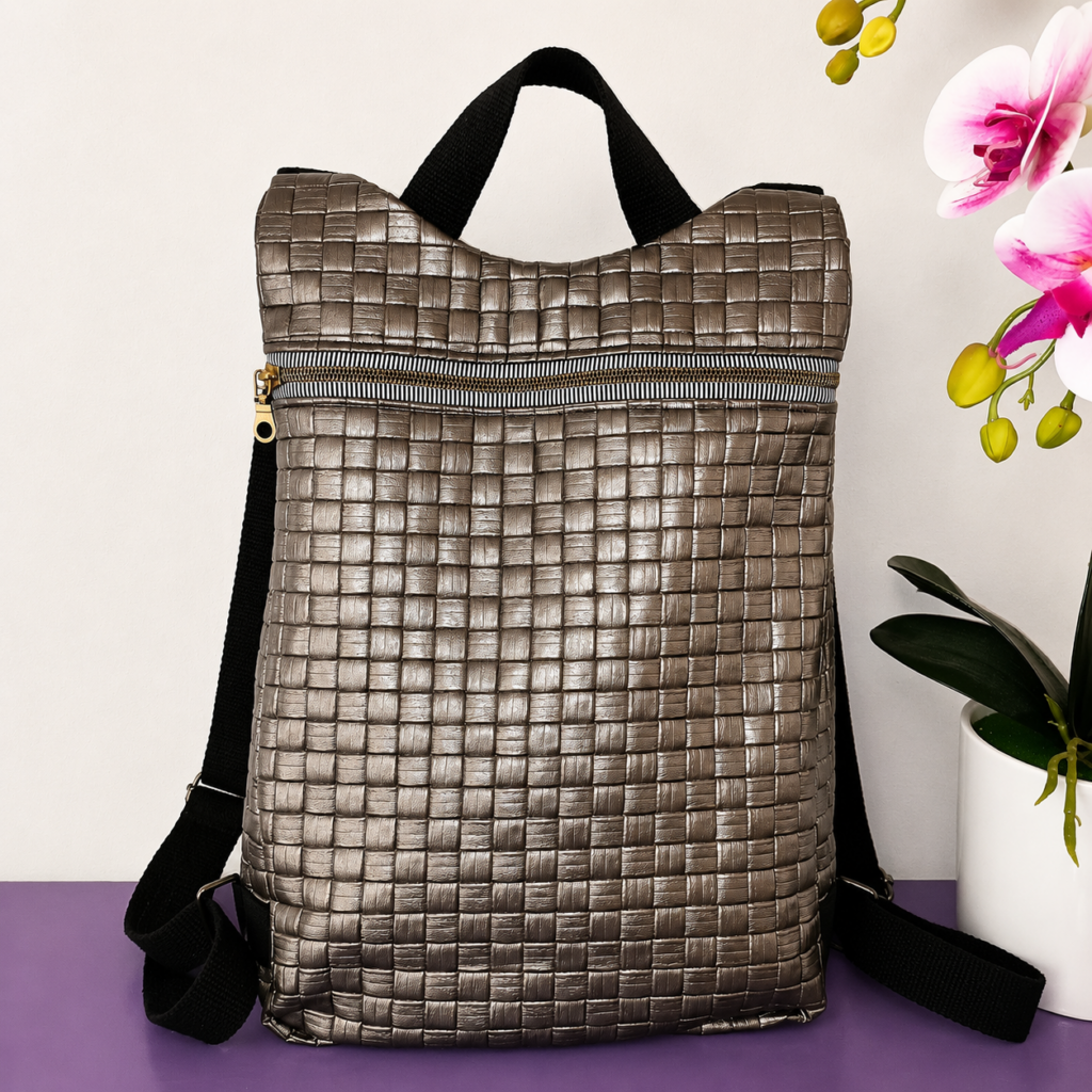 Zaino donna color tortora metallizzato con texture intrecciata geometrica e zip decorativa frontale